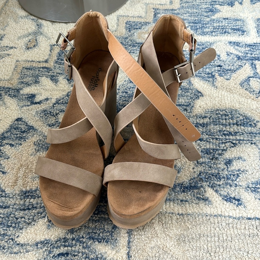 EUC worn once neutral strappy sandals